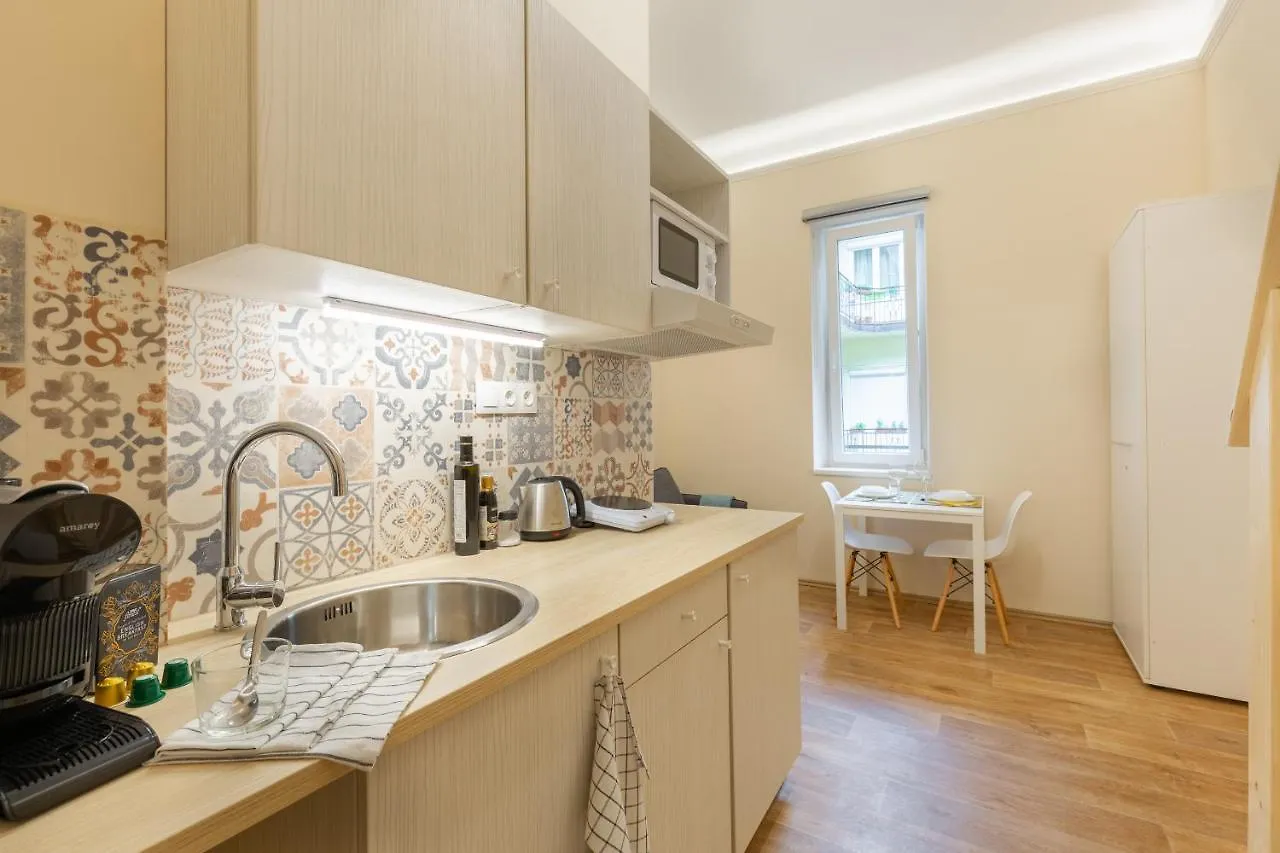 Mezzanine Apartments - Air Conditioned Studios Budapest